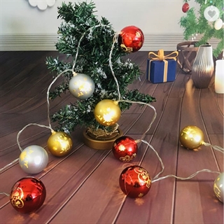 LED lyskæde med julekugler